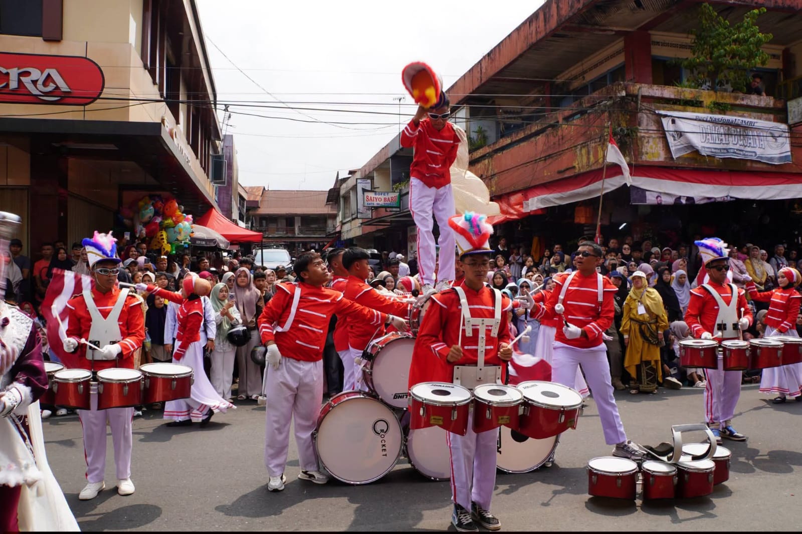 Penampilan salah satu drumband di pawai alegoris HUT Kemerdekaan di Kota Padang Panjang.